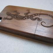Iphone 4 case - wooden cases bamboo, cherry and walnut wood - Lizard - laser engraved