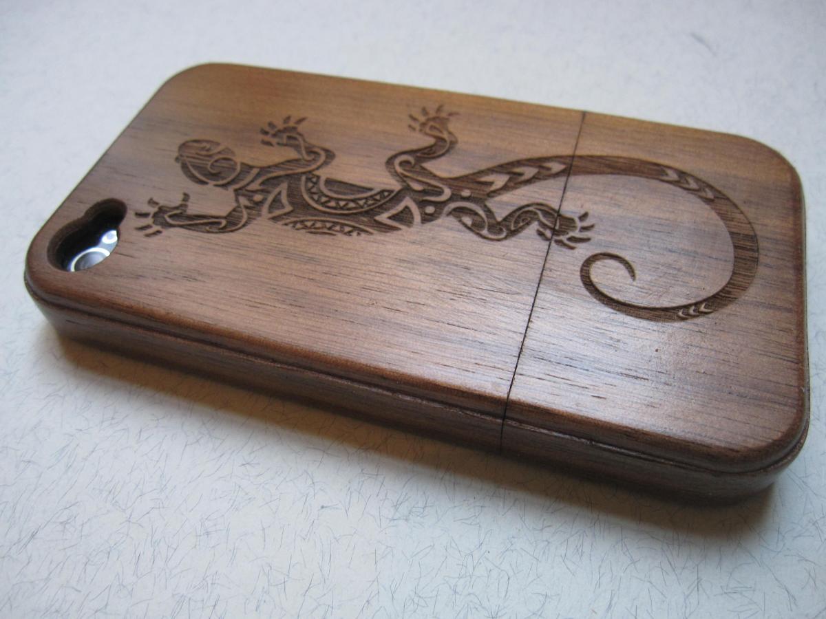 Iphone 4 Case - Wooden Cases Bamboo, Cherry And Walnut Wood - Lizard - Laser Engraved